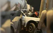 Motorista morre após carro ficar prensado entre caminhão e poste em GO