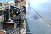 Motorista passa mal e bate ônibus em poste em Ponta Grossa; 3 feridos