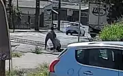 Motorista salva homem preso nos trilhos segundos antes de trem passar no PR