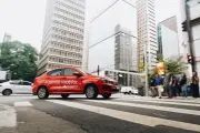 Motoristas podem ganhar até R$ 700 com publicidade no carro