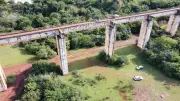 Máquina abre vala para bloquear acesso à Ponte do Esqueleto após tragédia