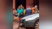 Mulher cai em bueiro durante chuva e é resgatada por populares em Santarém