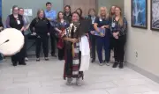 Mulher dança ao sair do hospital após AVC e emociona equipe nos EUA