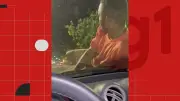 Mulher dirige quilômetros com homem pendurado no capô em Vila Velha