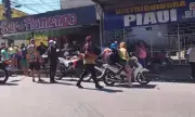 Mureta de concreto desaba e atinge homem em parada de ônibus em Manaus