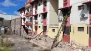 Muro de condomínio desaba e danifica cinco apartamentos em Fortaleza