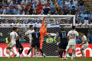 Muslera é o quinto goleiro substituído no intervalo em Copas