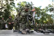 Na Colômbia, 99 guerrilheiros entregam armas em processo de paz