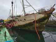 Navio histórico Professor Besnard é reflutuado e futuro é avaliado