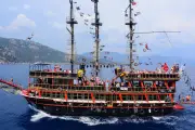 Navio pirata naufraga na Turquia com 148 passageiros a bordo