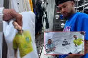 Neymar arruma mala para Copa e exibe cueca com estampa de Messi