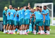 Neymar brinca com presente e bom ambiente marca seleção antes do Japão