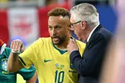 Neymar chora em volta ao Brasil e cita Hamilton; Le Parisien destaca