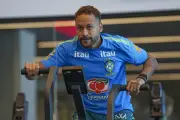 Neymar 'encarna' Rocky Balboa em treinos intensos para estreia na Copa
