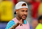 Neymar treina no gramado, mas ainda separado do grupo da seleção