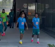 Neymar volta a treinar com bola e se prepara para enfrentar a Escócia