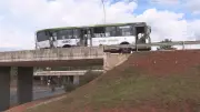 Ônibus bate em mureta na Ponte do Bragueto após falha mecânica