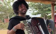 Ônibus de Mestrinho quebra e cantor reage com humor e música