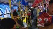 Ônibus decorado com Caprichoso e Garantido leva clima do Festival de Parintins a Manaus
