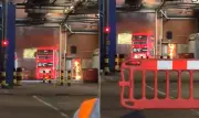 Ônibus elétrico de dois andares pega fogo em garagem de Londres
