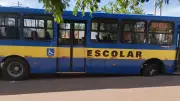 Ônibus escolar fica preso em cratera após asfalto ceder em Bauru (SP)