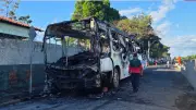 Ônibus escolar pega fogo em frente a colégio em Teresina; não há feridos