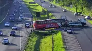 Ônibus fica preso após conversão proibida na Rodovia Zeferino Vaz