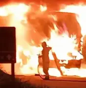 Ônibus pega fogo debaixo de viaduto em Três Rios, RJ