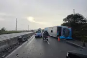 Ônibus tomba na BR-232 em Caruaru e deixa 16 feridos