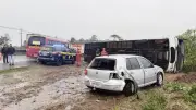 Ônibus tomba na BR-277 em Cascavel e deixa 14 feridos
