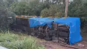 Ônibus tombado na BR-290 permanece no local do acidente em Glorinha