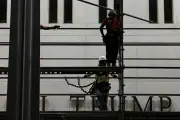 Nome de Trump é removido da fachada do Kennedy Center