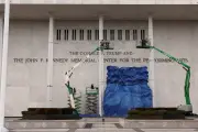 Nome de Trump é removido do Kennedy Center após ordem judicial
