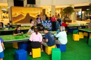 Nove shoppings na Barra criam espaços para troca de figurinhas da Copa