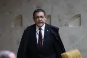 Nunes Marques relator de processo de Flávio Bolsonaro contra Lula