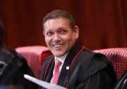 Nunes Marques é sorteado relator de notícia-crime de Flávio Bolsonaro contra Lula