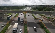 Obras do VLT na BR-324: bloqueios e desvios noturnos em Salvador