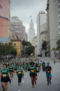 Olympikus celebra 50 anos com corridas que transformam comunidades