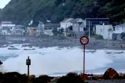 Ondas de 11 metros forçam evacuação em Wellington, Nova Zelândia