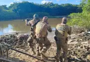 Operação em ilha no Recife prende 17 e apreende arsenal do crime