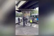 Operação na Gardênia Azul: PM prende suspeitos e trânsito é caótico