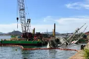Operação tenta recuperar navio histórico Professor Besnard no Porto de Santos