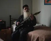 Padre grego troca batina por guitarra em estreia no drone metal