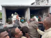 Pai de meninas mortas em desabamento desaba em enterro na Ilha
