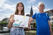 Pai e filha russos marcam história com desenho anti-guerra