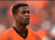 Pai e filho Kluivert perdem pênaltis idênticos com 26 anos de diferença