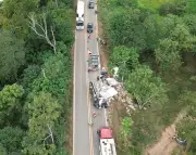 Pai e filho morrem após caminhão tombar e atingir carro em MG
