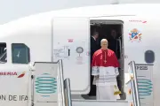 Papa Leão XIV chega a Barcelona para missa na Sagrada Família