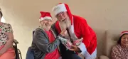 Papai Noel vira sanfoneiro: artesão troca vermelho por xadrez no São João