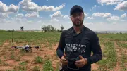 Paraná lidera produção de mandioca; jovem agricultor investe em drone